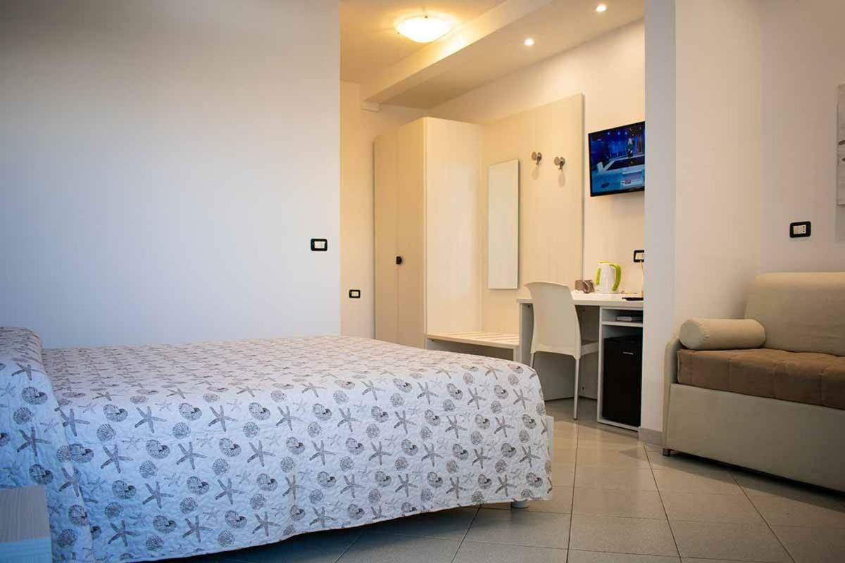 Hotel Delfino Marina Di Carrara Esterno foto
